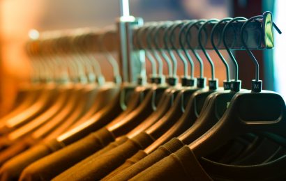 Vælg det rette tøjstativ til din butik