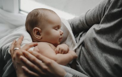 Sover din baby heller ikke? så er en slyngevugge med motor guld værd