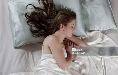 Kvinder der ligger og sover på silkesengetøj og silkepudebetræk
